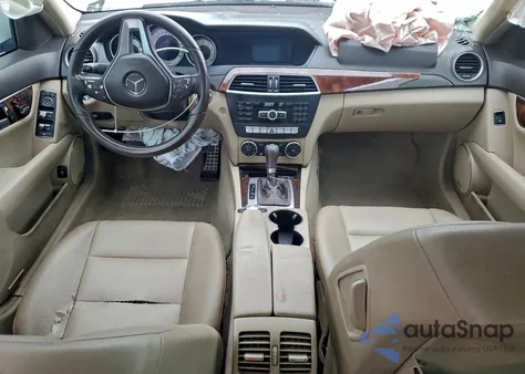 2014 Mercedes-Benz C 250 z USA, uszkodzony, nr VIN WDDGF4HB5EG235315